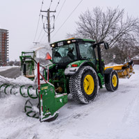 Tracteur de déneigement. Laval et Montréal, commercial et industriel.